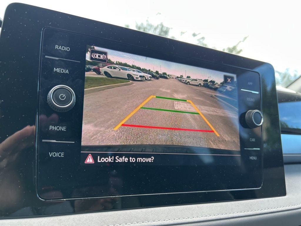 Certified 2025 Volkswagen Taos SE image 28