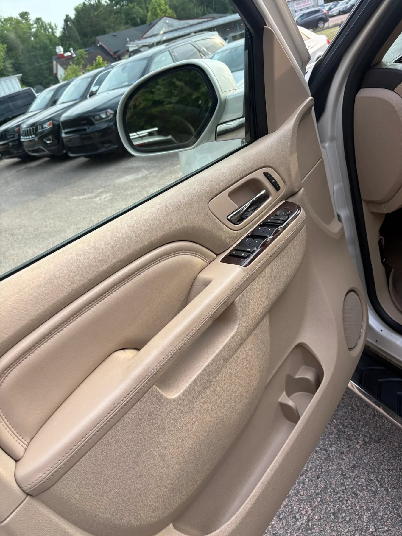 Used 2011 Cadillac Escalade Premium AWD/4WD image 55