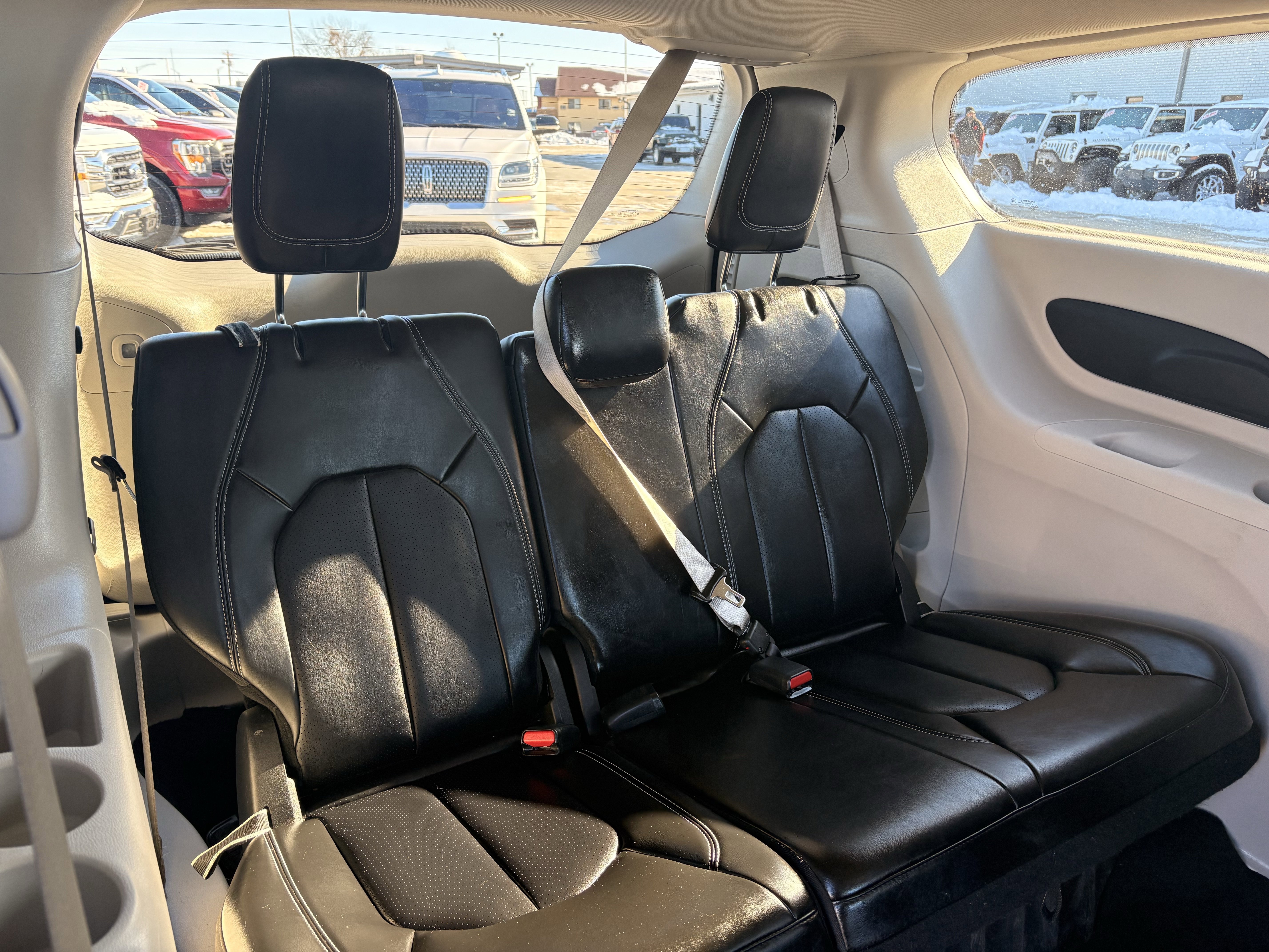 Used 2024 Chrysler Pacifica Touring-L image 7