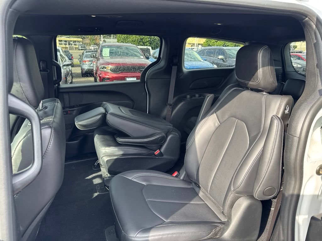 Used 2024 Chrysler Pacifica Limited FWD image 5