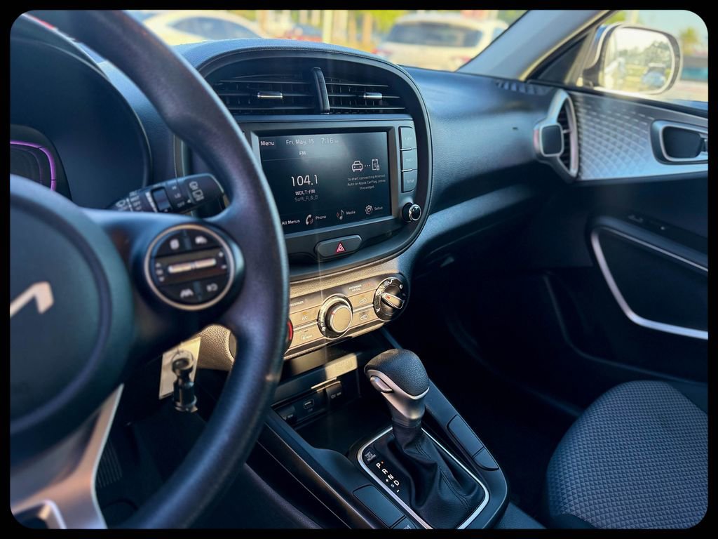 Used 2025 Kia Soul LX w/ LX Technology Package FWD image 19