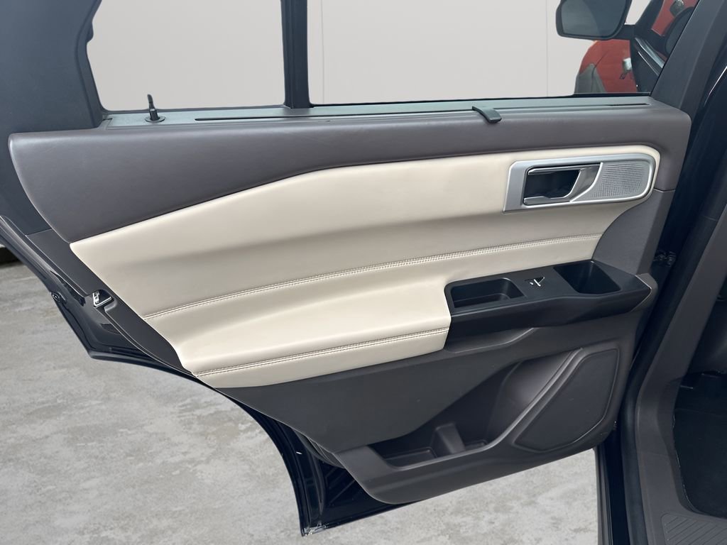 Used 2020 Ford Explorer Platinum w/ Premium Technology Package image 17