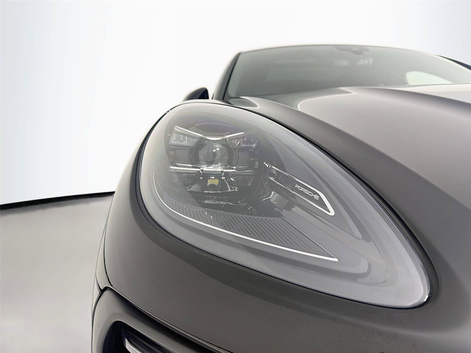 Certified 2023 Porsche Macan AWD/4WD image 30