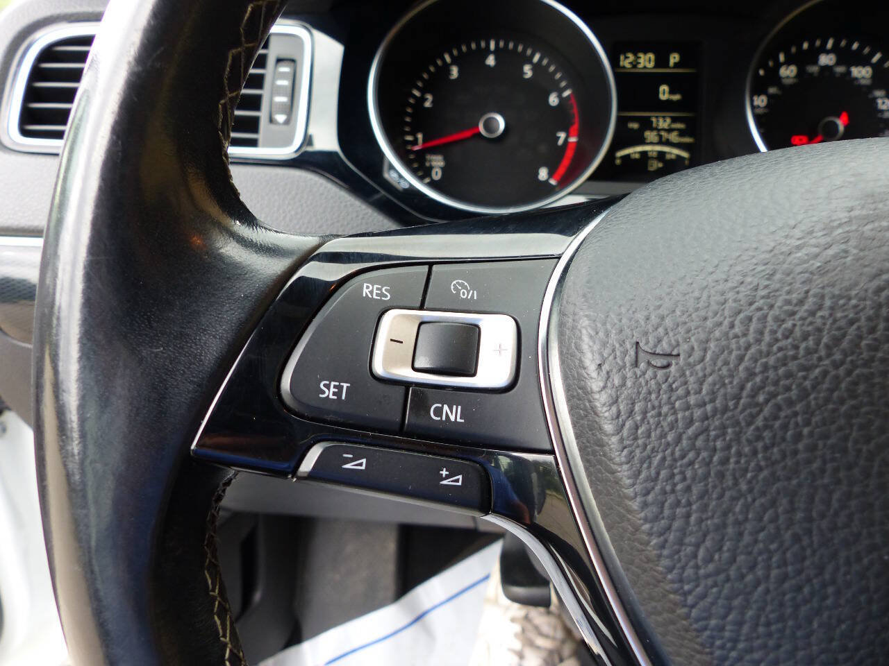 Used 2015 Volkswagen Jetta Sport FWD image 25