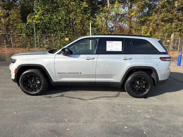 Used 2024 Jeep Grand Cherokee Altitude image 2
