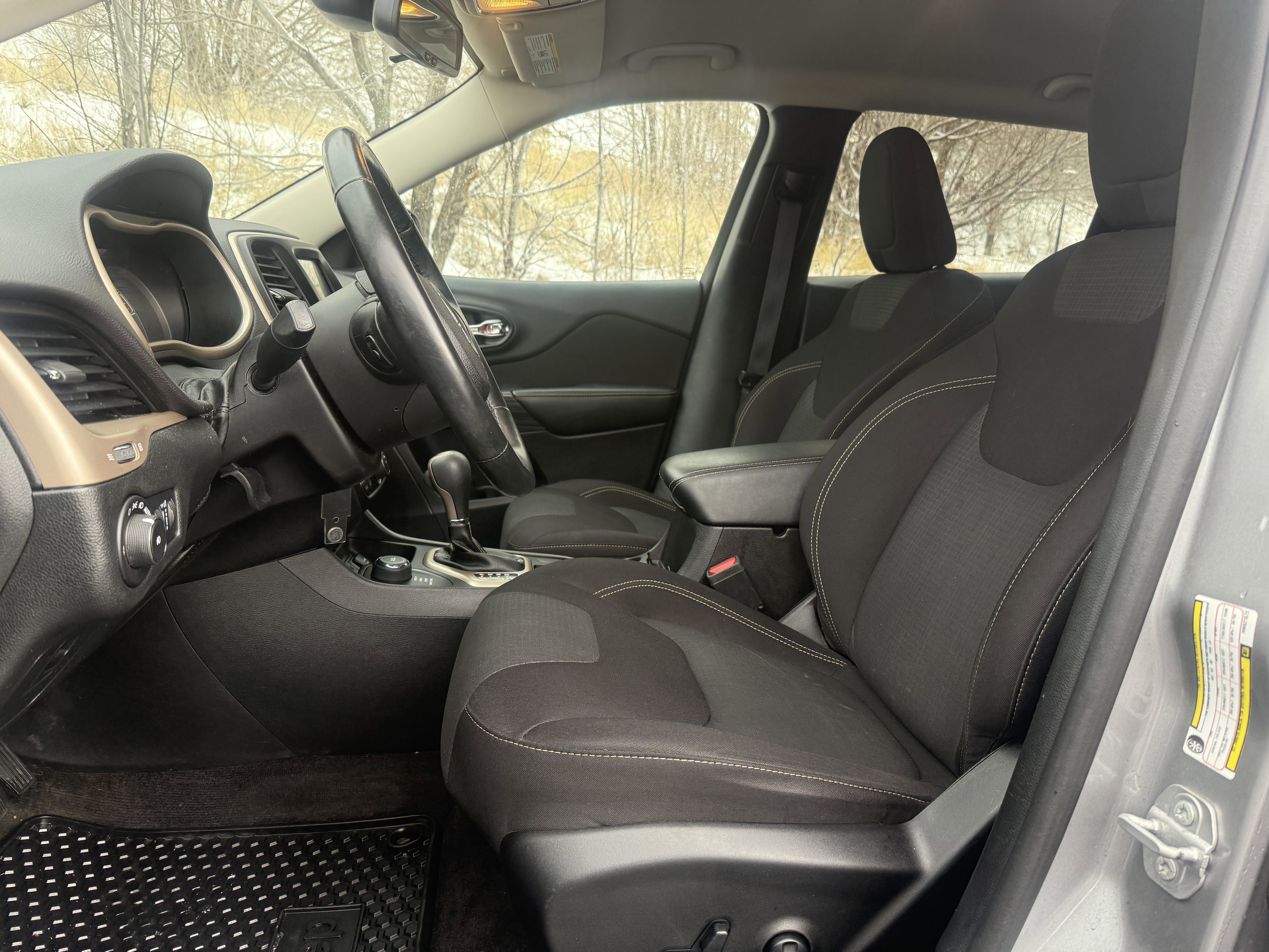 Used 2017 Jeep Cherokee Latitude w/ Cold Weather Group image 13