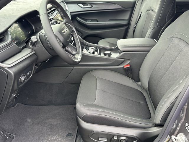 New 2025 Jeep Grand Cherokee Laredo image 9