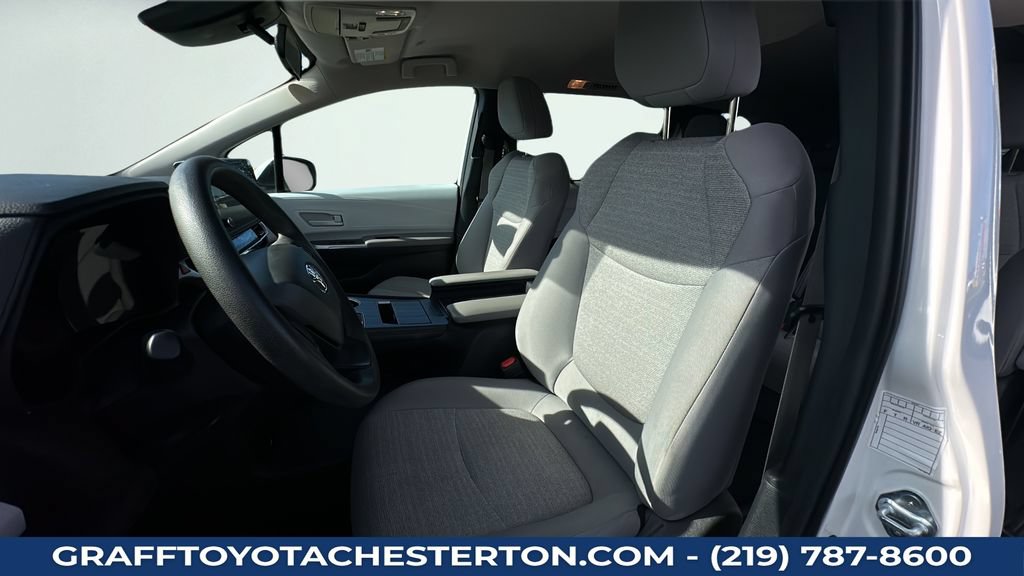 Used 2025 Toyota Sienna LE FWD image 23