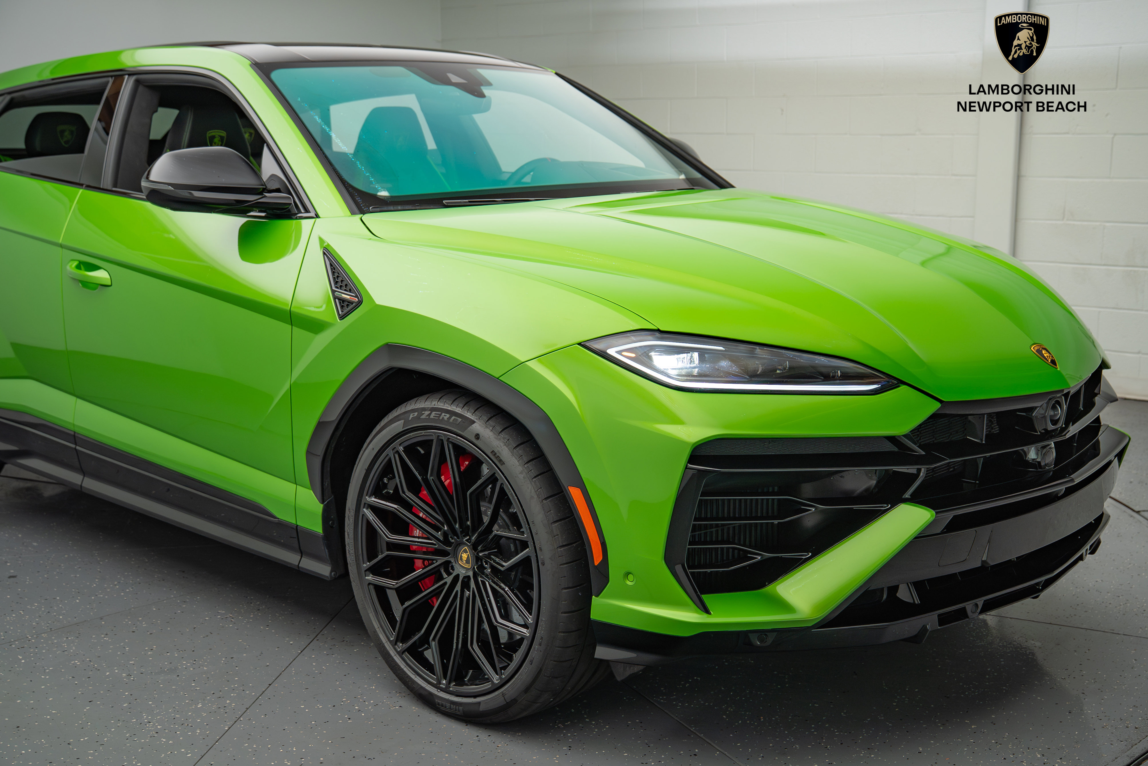 Used 2025 Lamborghini Urus SE image 2