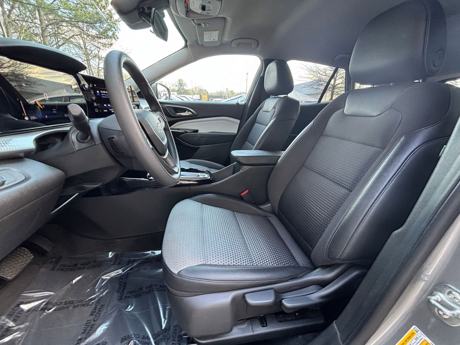 Used 2025 Chevrolet Trax LT image 37