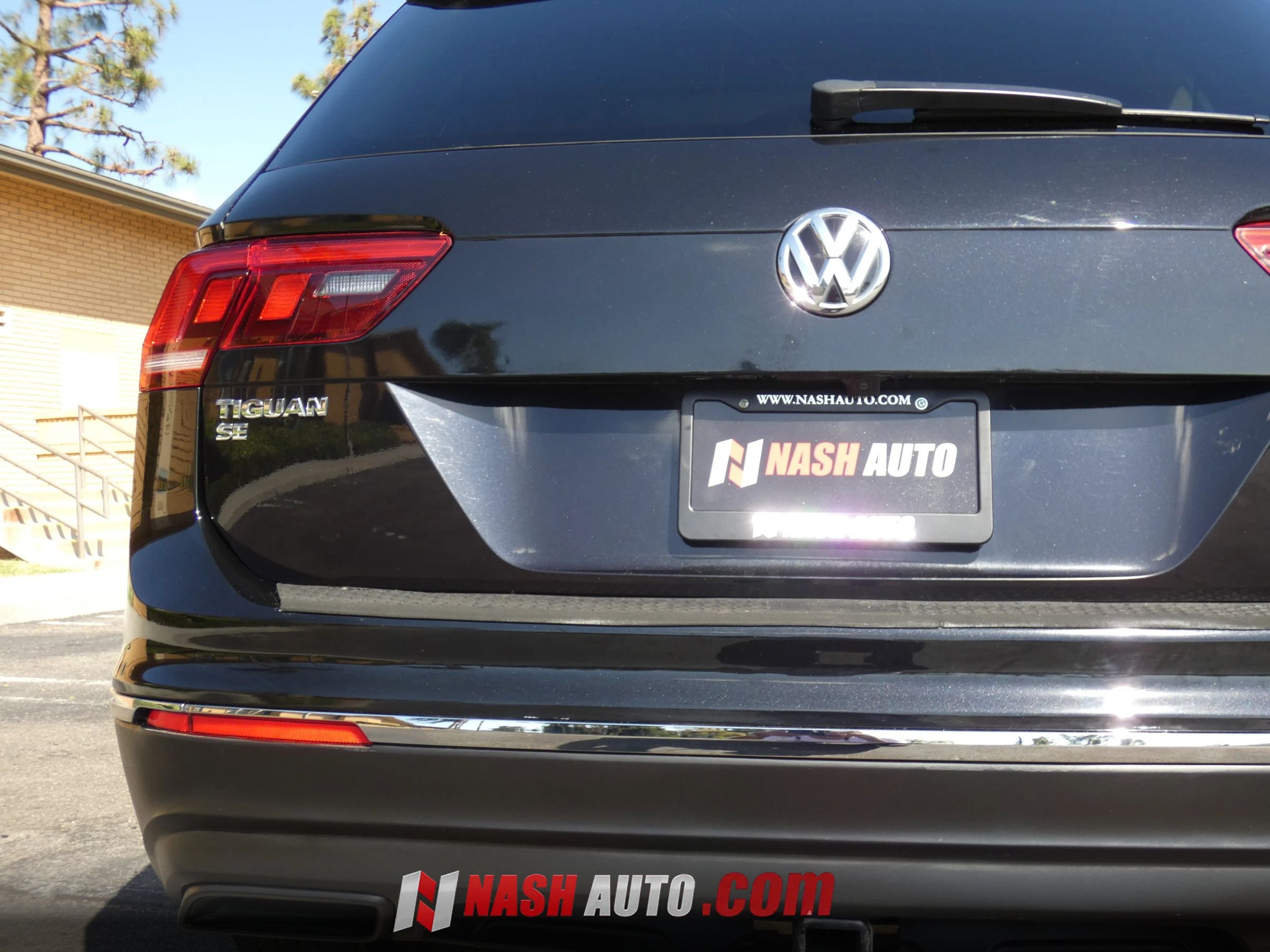Used 2018 Volkswagen Tiguan SE w/ Panoramic Sunroof Package AWD/4WD image 11