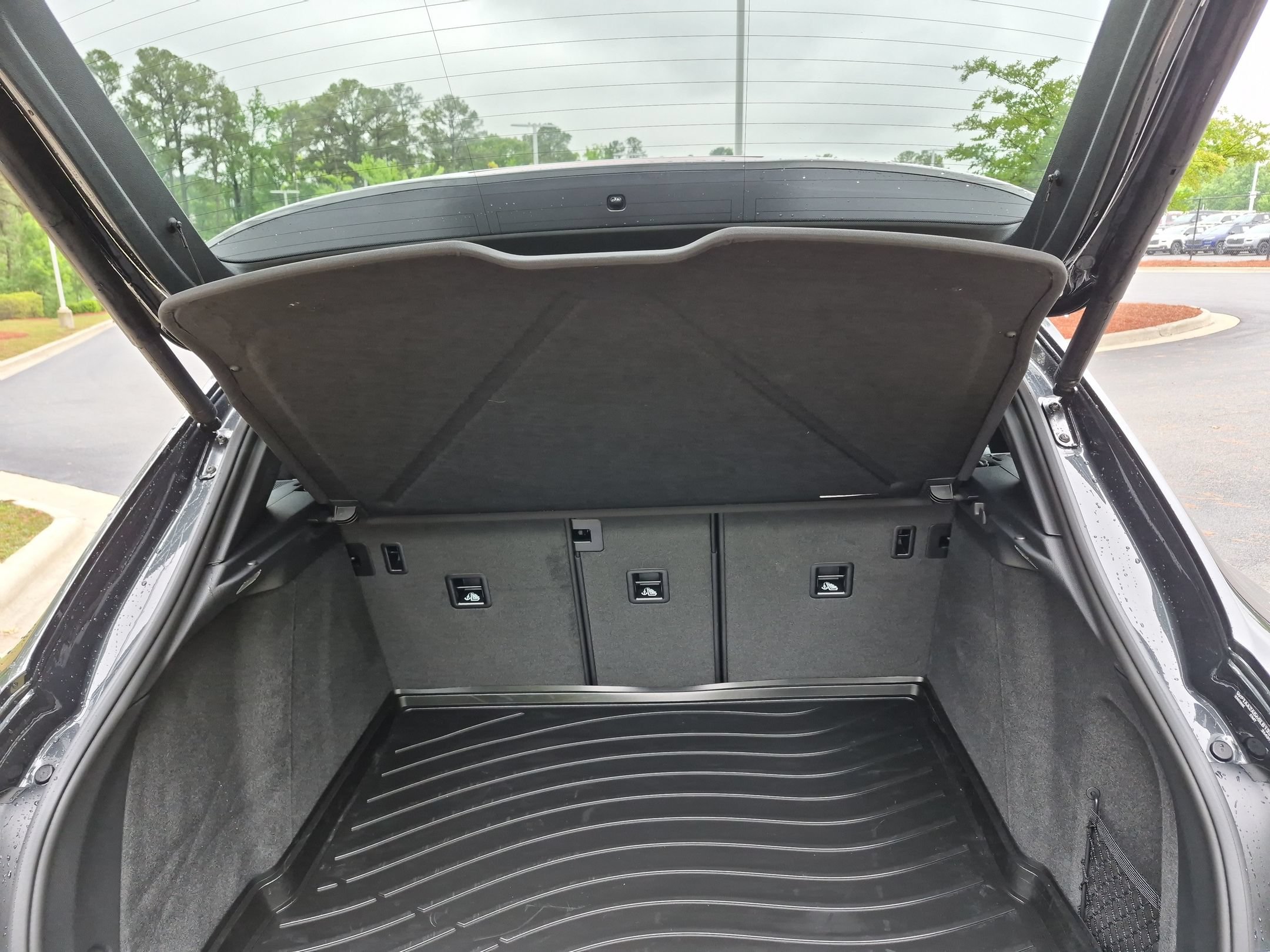 Certified 2025 Porsche Macan Turbo AWD/4WD image 18