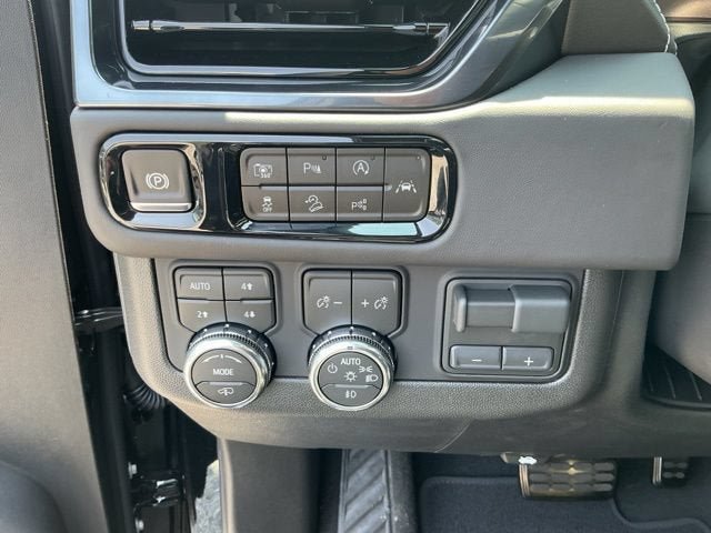 New 2026 GMC Yukon AT4 Ultimate AWD/4WD image 4