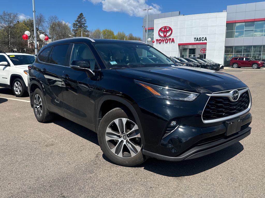 Used 2024 Toyota Highlander XLE AWD/4WD image 1
