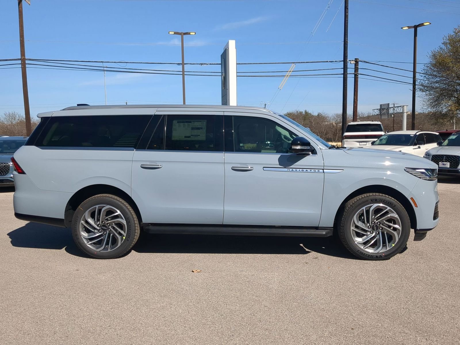 New 2026 Lincoln Navigator L Premier AWD/4WD image 2