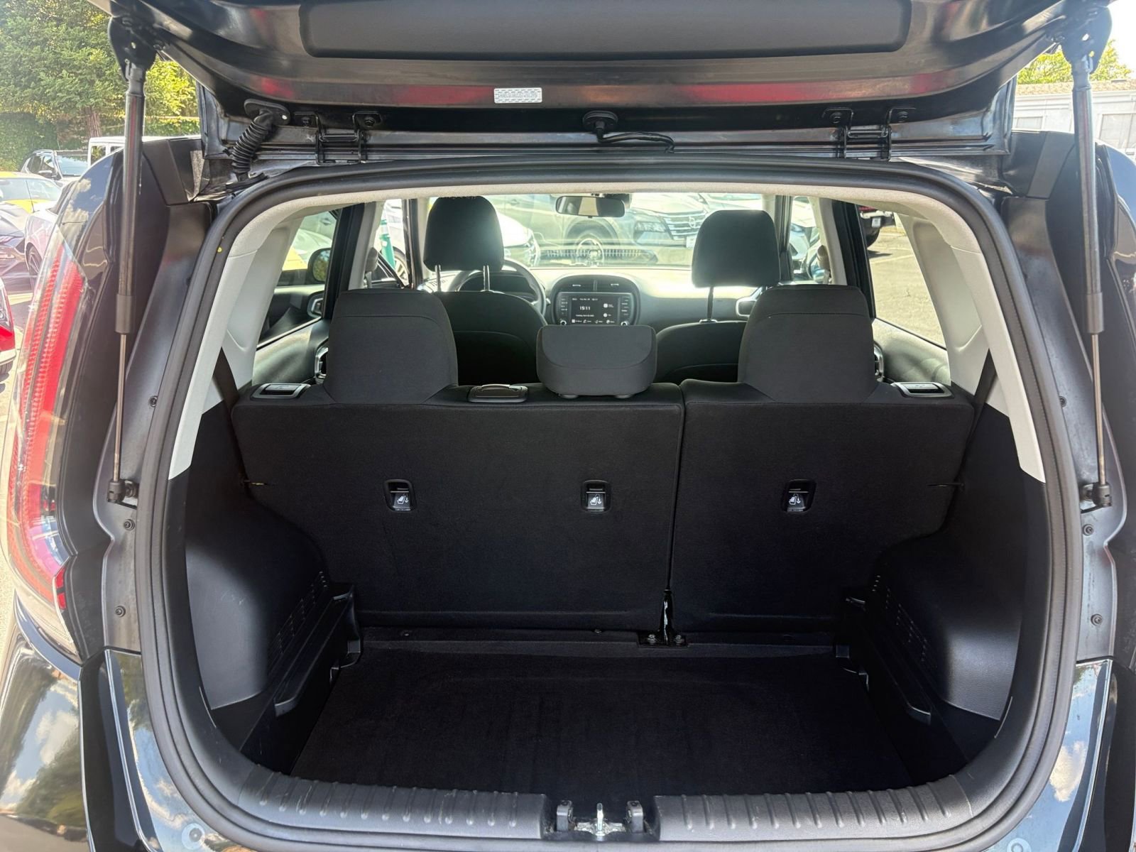 Used 2025 Kia Soul LX w/ LX Technology Package FWD image 29
