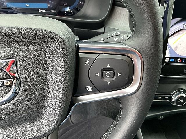 Certified 2025 Volvo XC40 B5 Core image 28