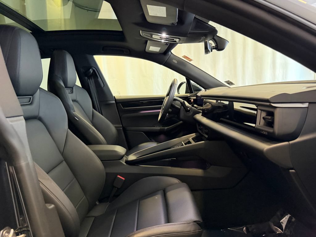 Certified 2025 Porsche Macan 4S Electric AWD/4WD image 15