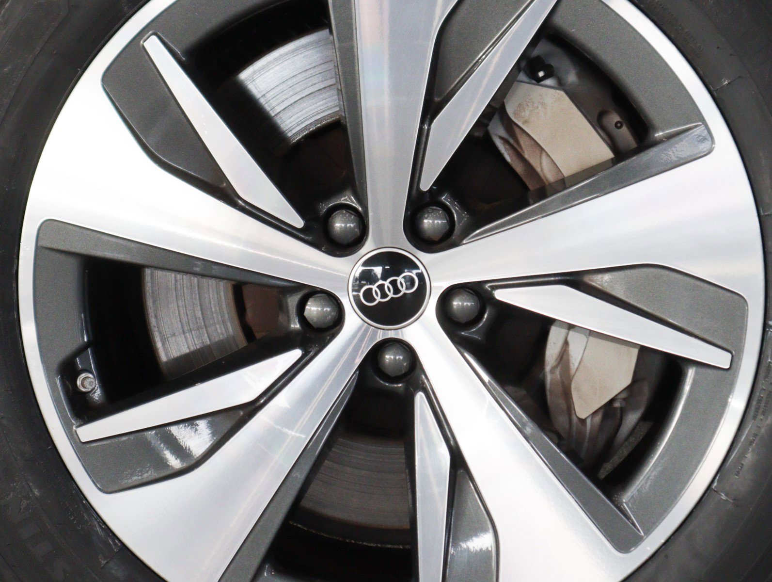 Used 2024 Audi Q8 e-tron Premium Plus image 7