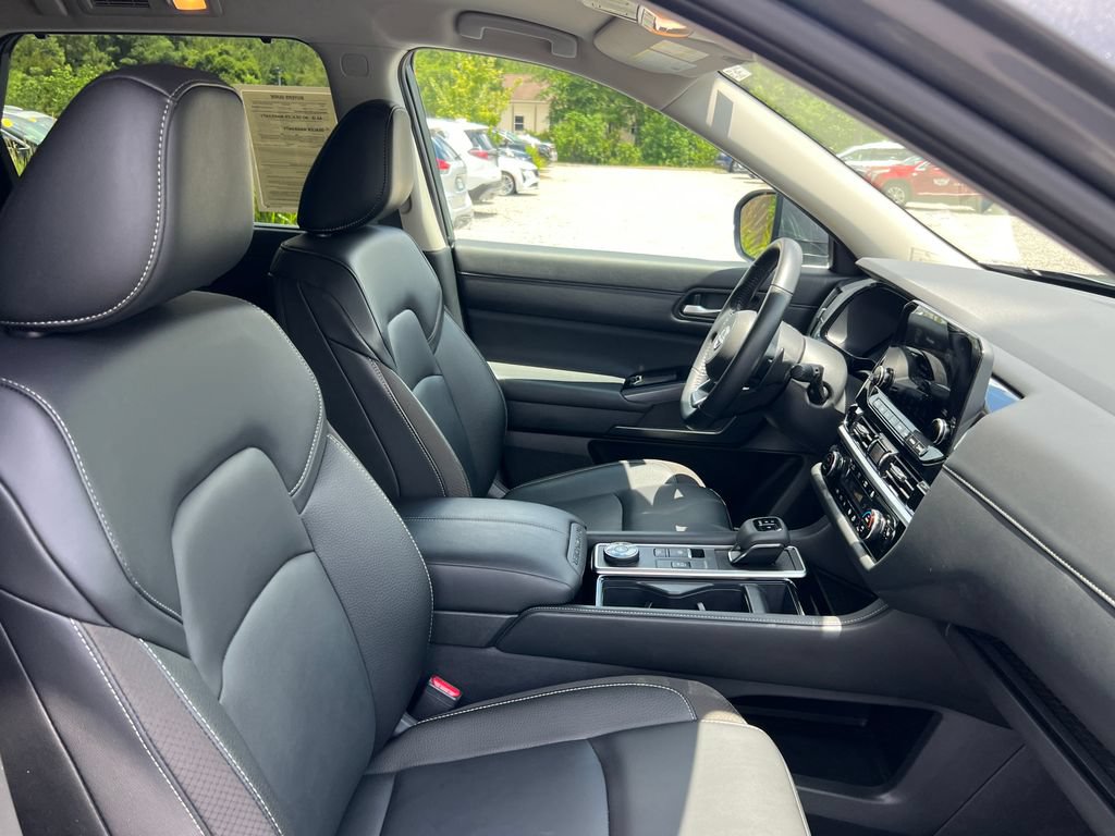 Used 2025 Nissan Pathfinder SL AWD/4WD image 24