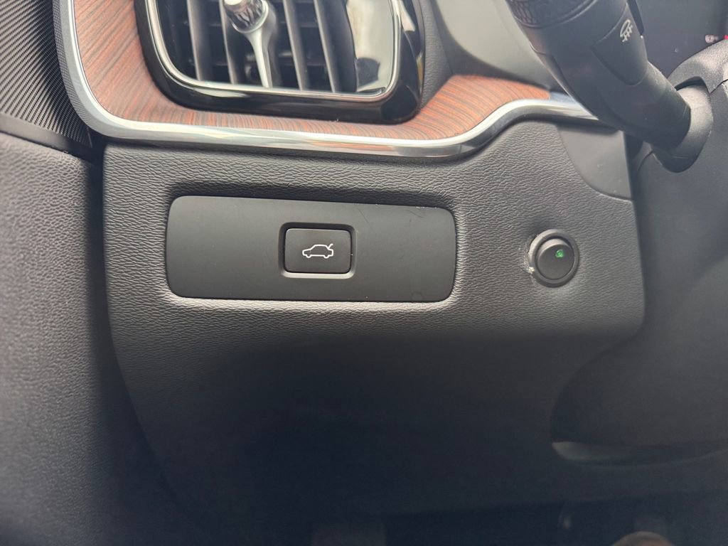 Used 2024 Volvo XC60 B5 Plus w/ Climate Package AWD/4WD image 28