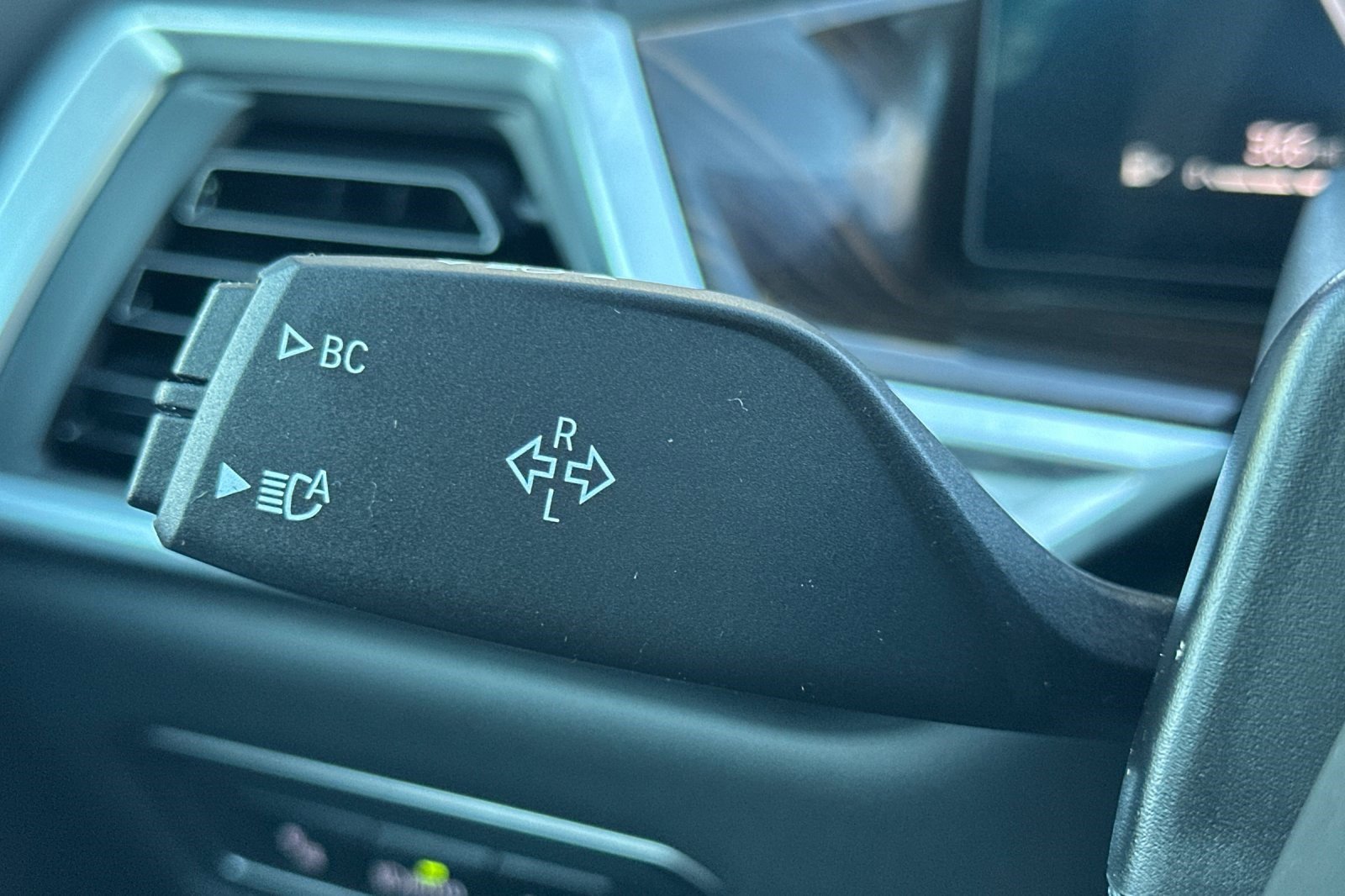 Used 2025 BMW X7 xDrive40i w/ Parking Assistance Package image 32