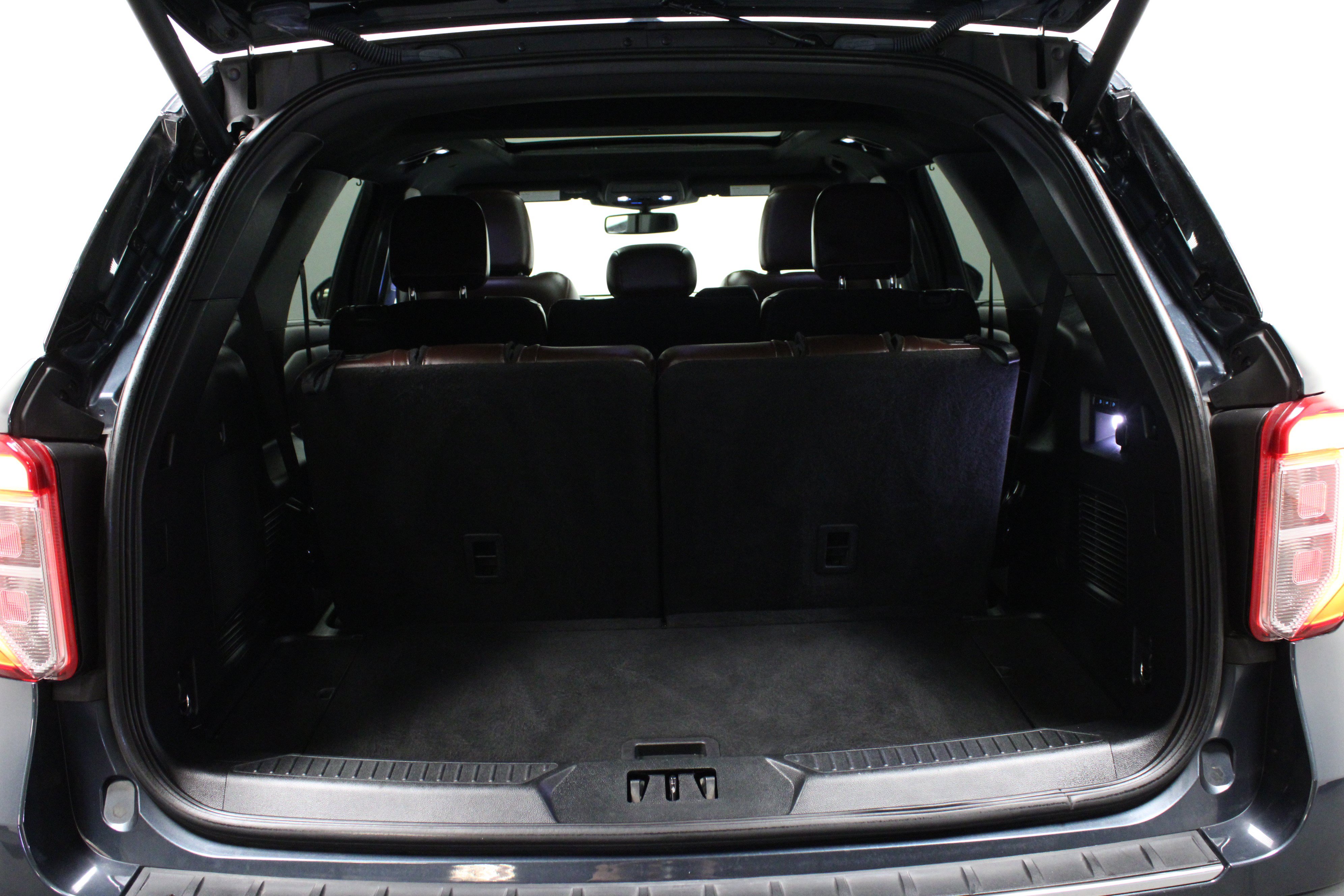 Used 2022 Ford Explorer Platinum w/ Technology Package RWD image 15