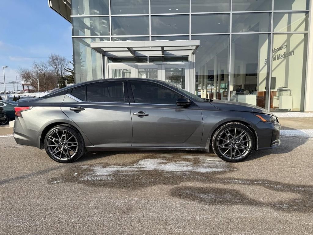 Used 2023 Nissan Altima 2.0 SR FWD image 2