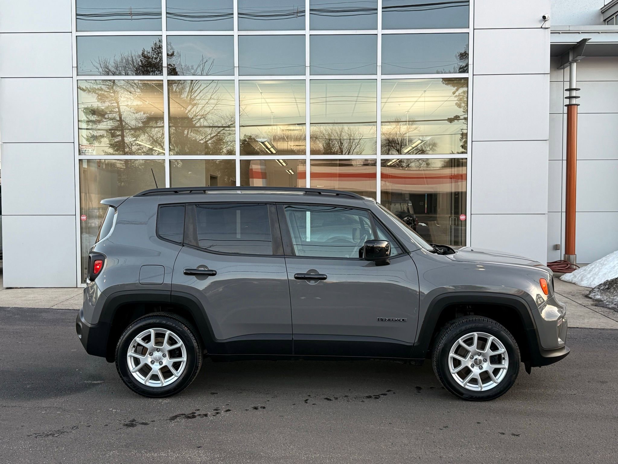 Used 2019 Jeep Renegade Latitude w/ Cold Weather Group image 5