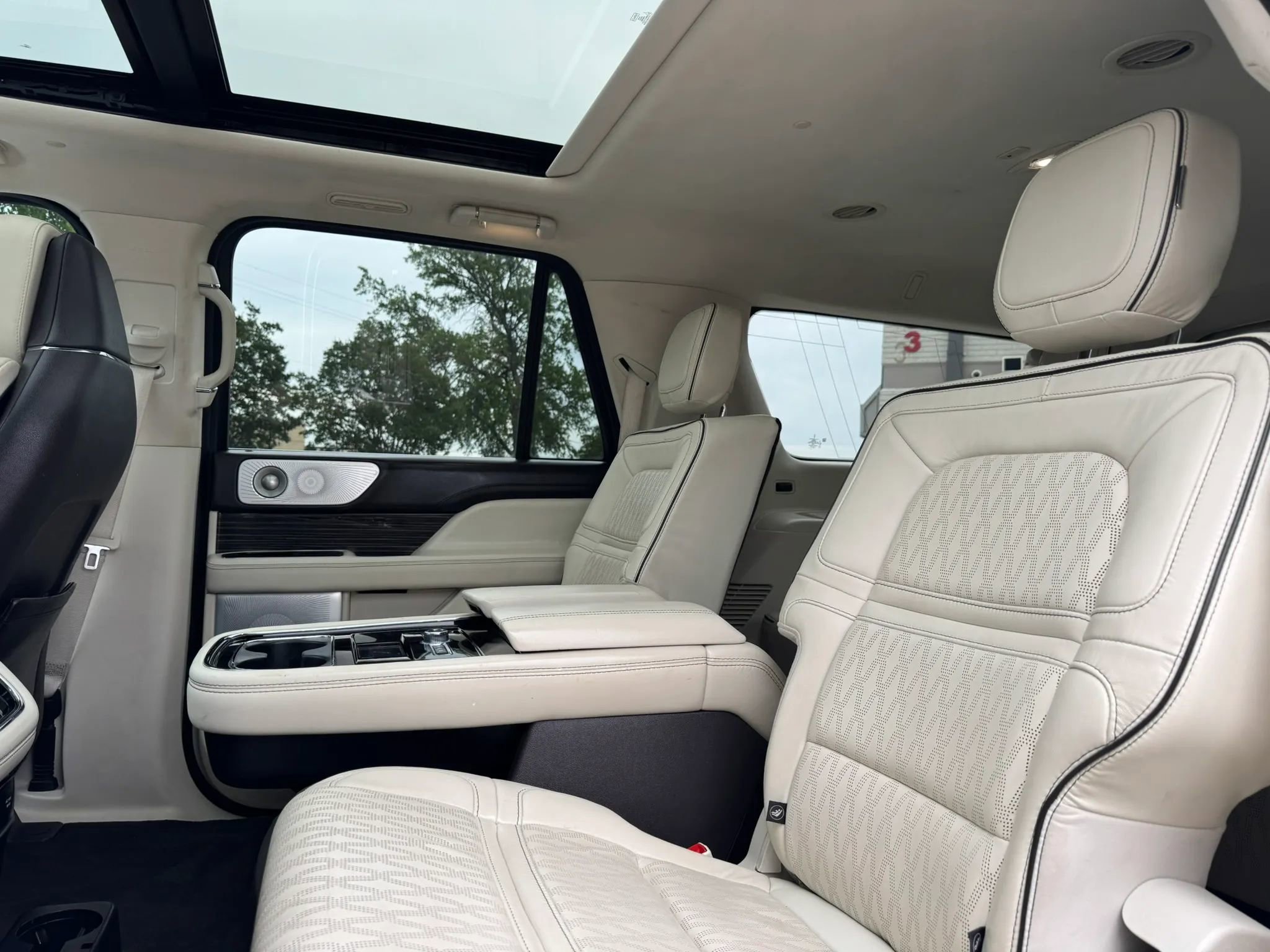 Used 2021 Lincoln Navigator L Black Label w/ Special Edition Package AWD/4WD image 17