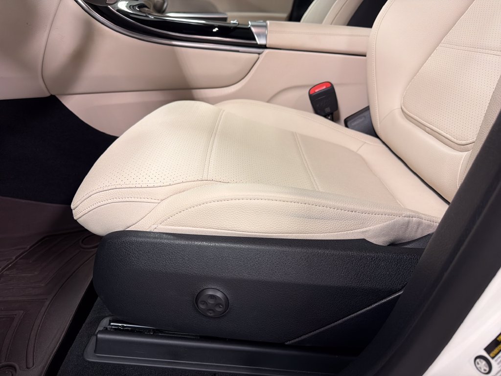 Used 2025 Mercedes-Benz GLC 300 image 23
