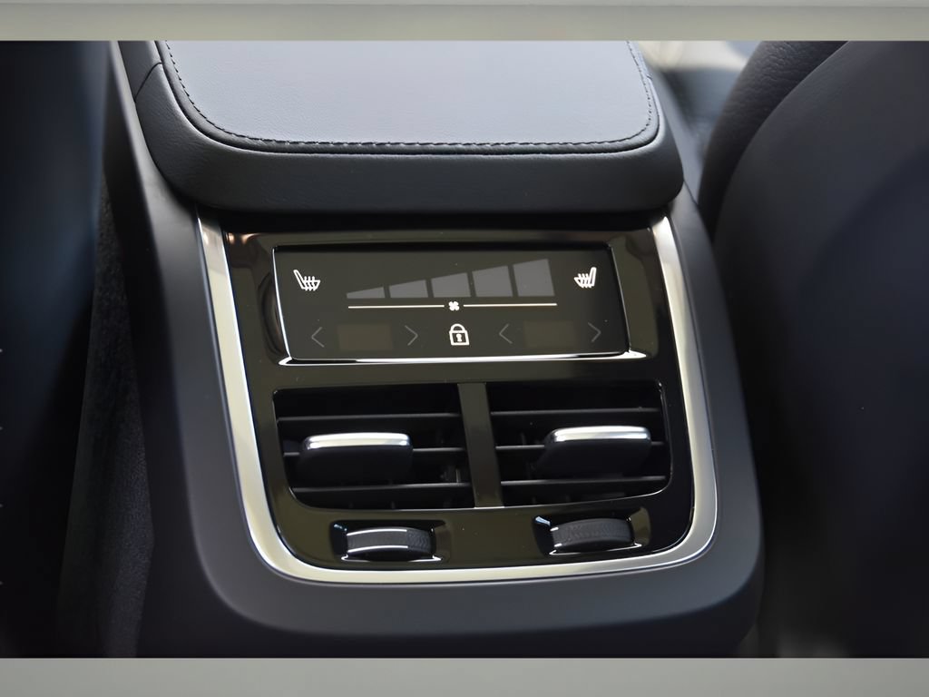 Certified 2024 Volvo XC90 T8 Plus w/ Protection Package Premier AWD/4WD image 16