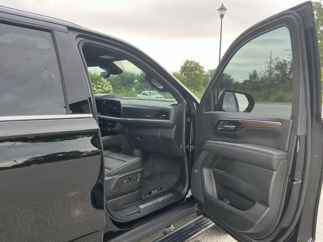 Used 2025 Chevrolet Suburban High Country AWD/4WD image 18
