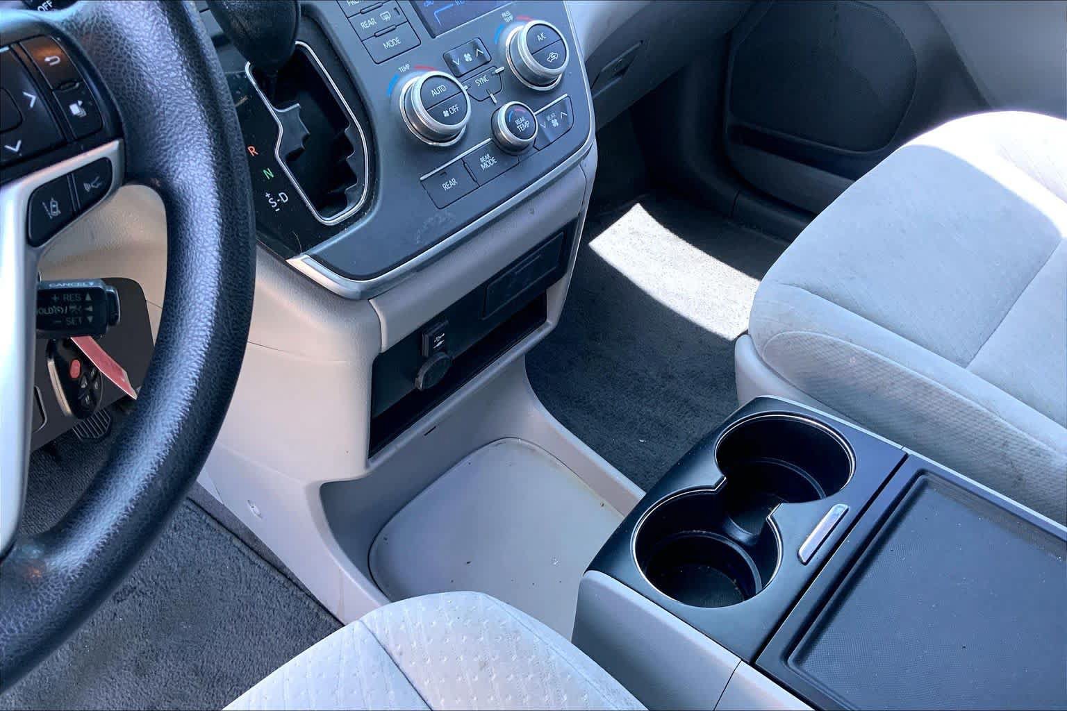 Used 2018 Toyota Sienna LE w/ Carpet Mat Package FWD image 16