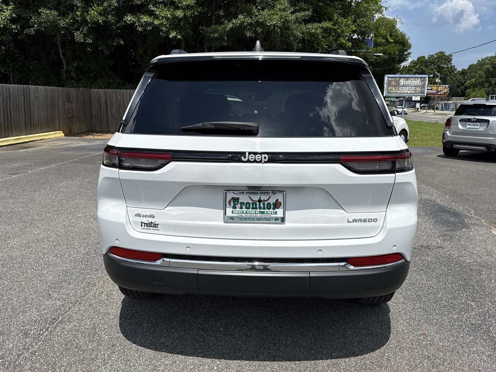Used 2024 Jeep Grand Cherokee Laredo X w/ Luxury Tech Group I AWD/4WD image 4
