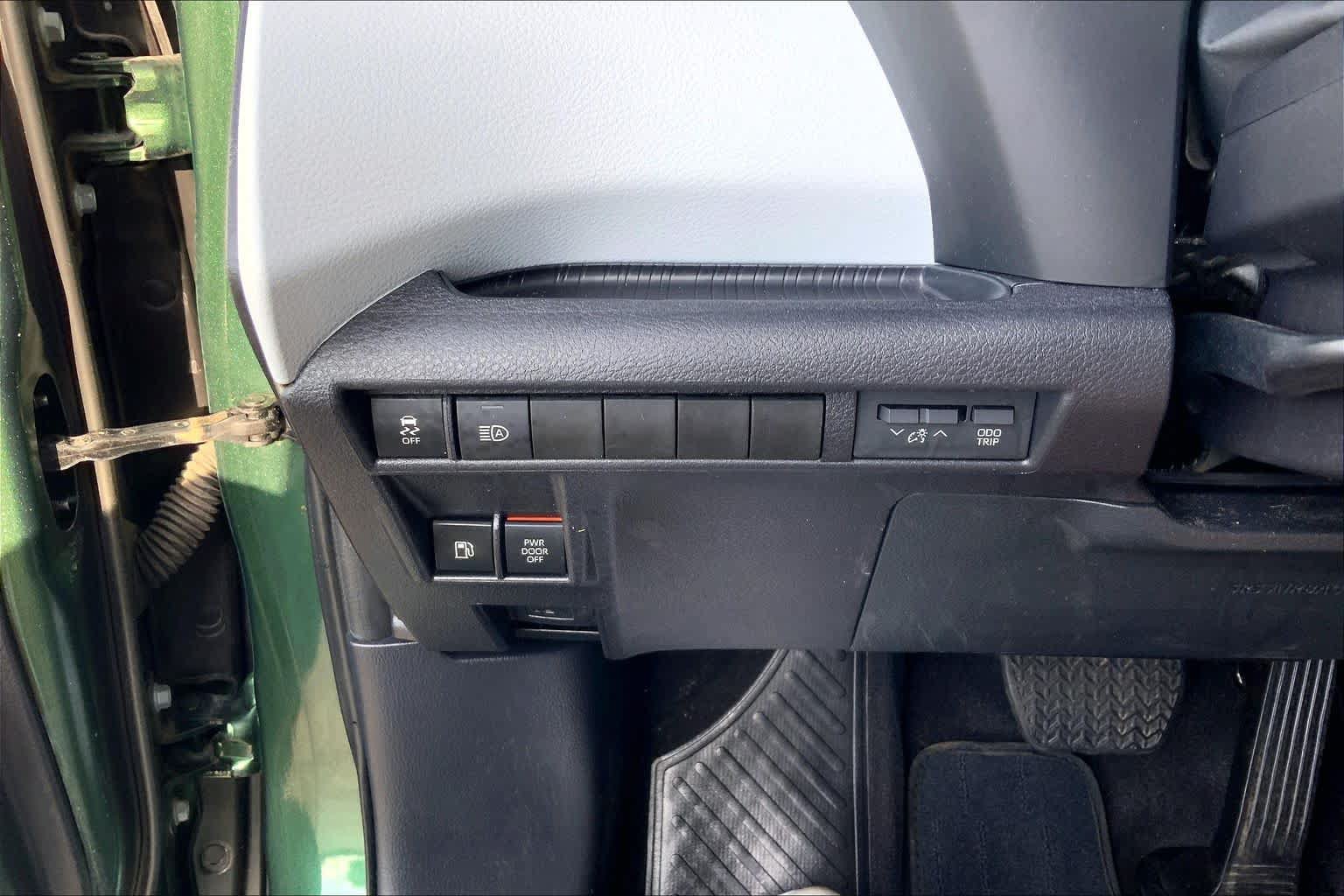Used 2025 Toyota Sienna LE w/ LE Plus Package FWD image 36
