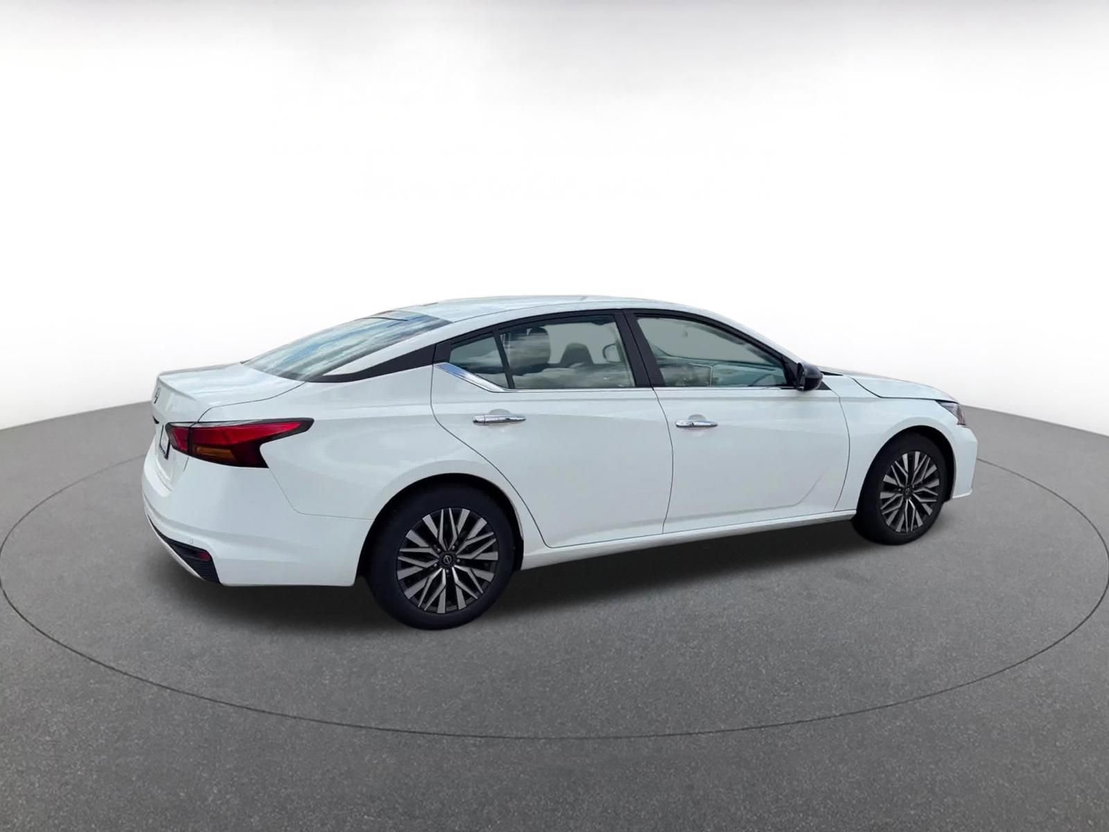 Used 2025 Nissan Altima 2.5 SV FWD image 14