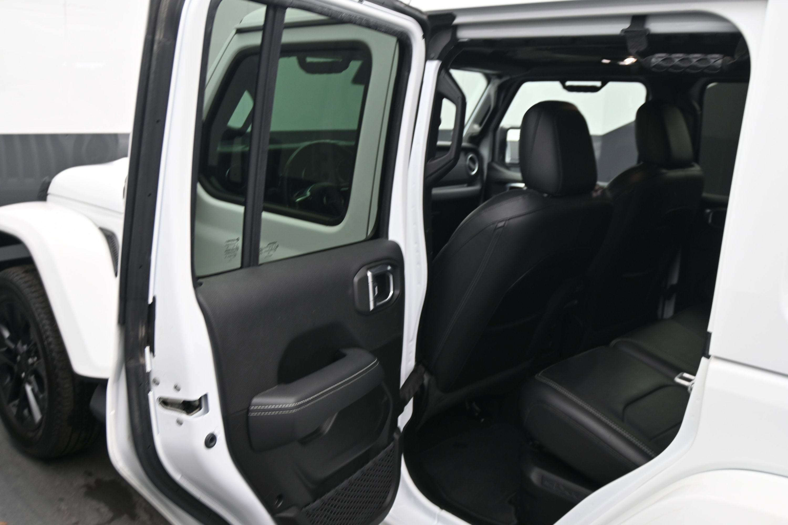Used 2022 Jeep Wrangler Unlimited Sahara w/ Cold Weather Group AWD/4WD image 17