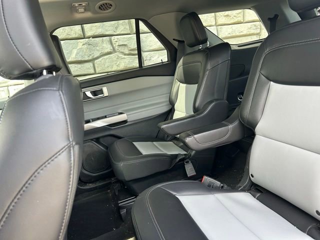 Used 2024 Ford Explorer XLT w/ Equipment Group 202A AWD/4WD image 9
