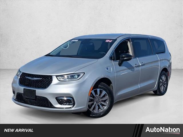 Used 2024 Chrysler Pacifica Select image 1