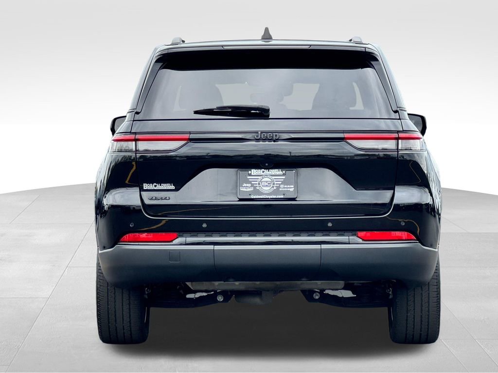 Used 2023 Jeep Grand Cherokee Altitude AWD/4WD image 6