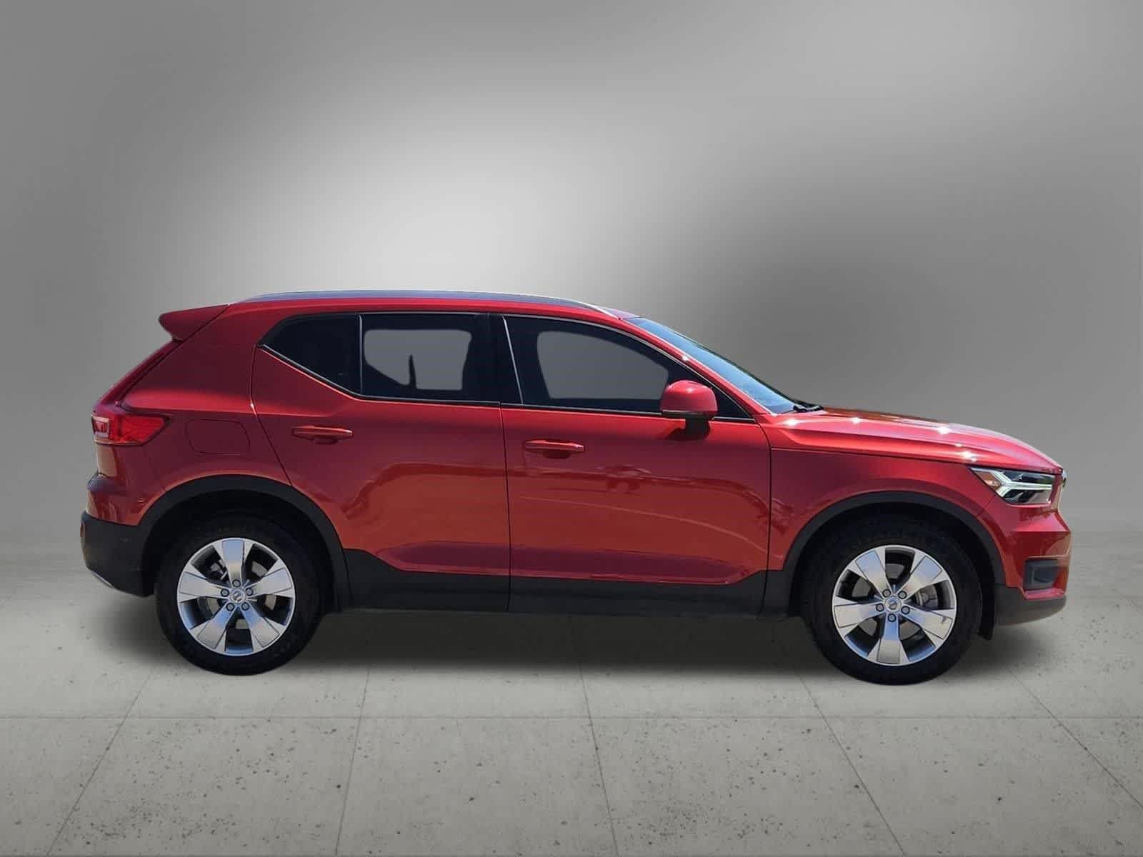 Used 2022 Volvo XC40 T4 Momentum FWD image 7