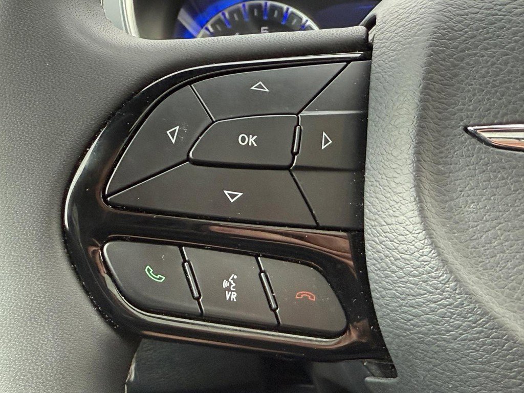 Used 2025 Chrysler Pacifica Limited image 15