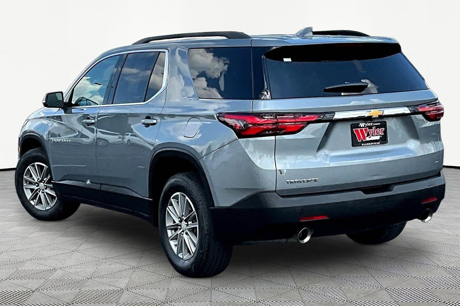 Used 2023 Chevrolet Traverse LT FWD image 4