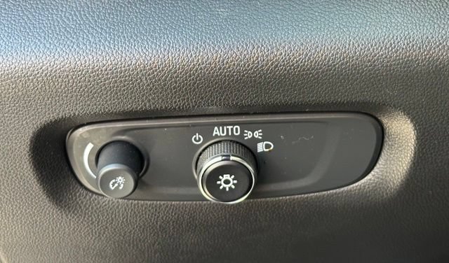 Used 2023 Chevrolet Traverse RS FWD image 23