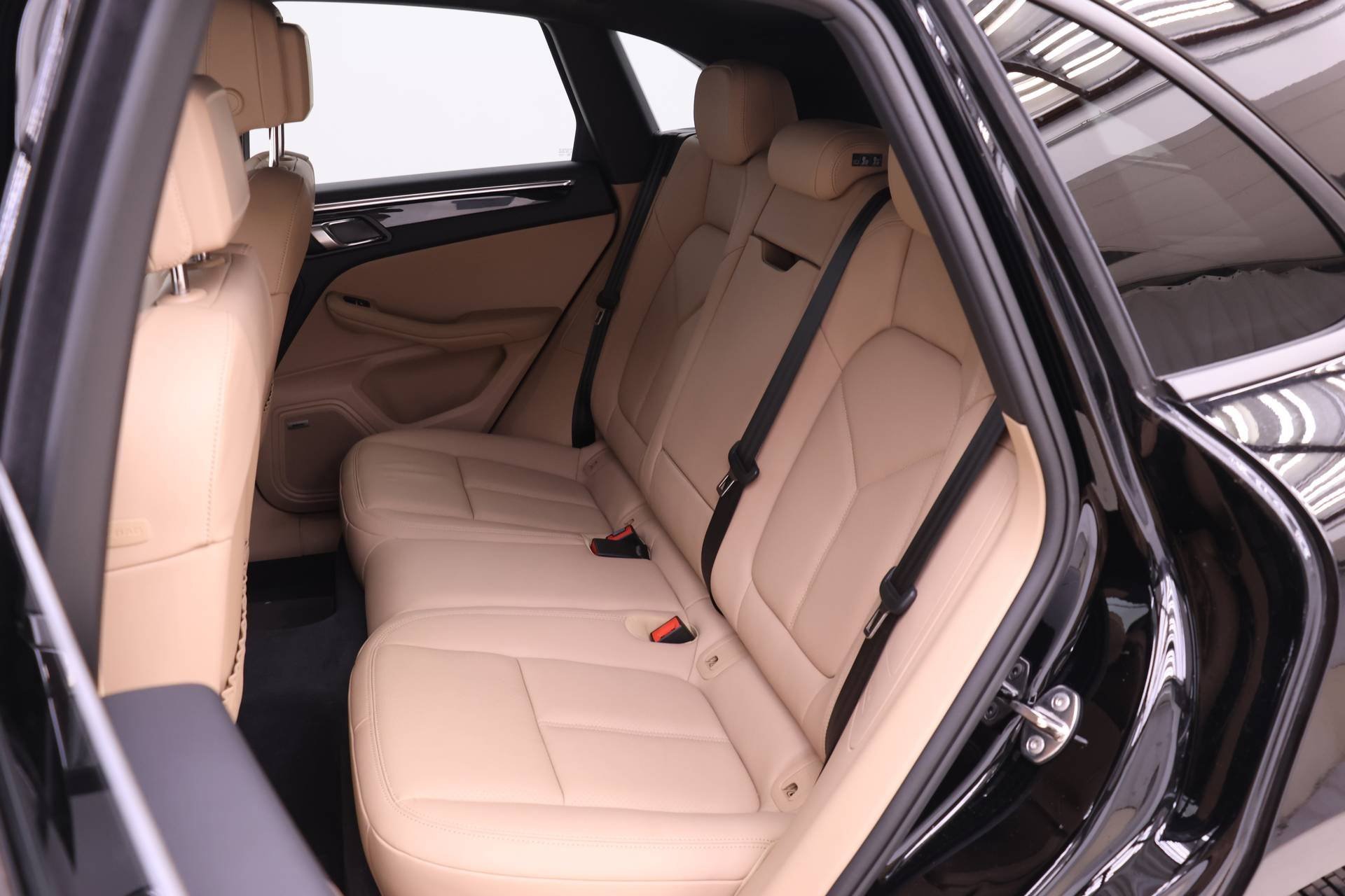 Used 2025 Porsche Macan image 19