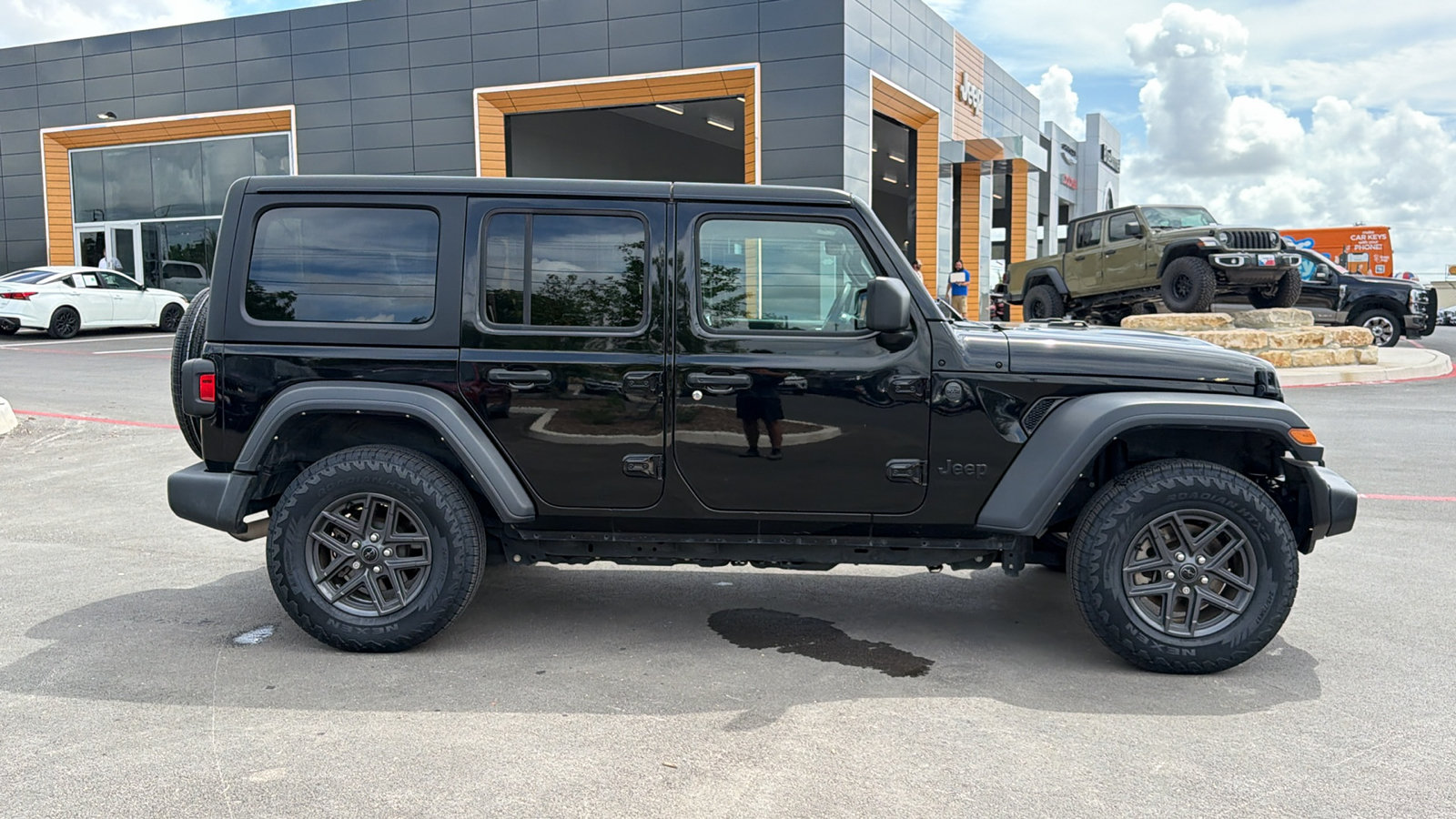 Used 2024 Jeep Wrangler Unlimited Sport AWD/4WD image 4