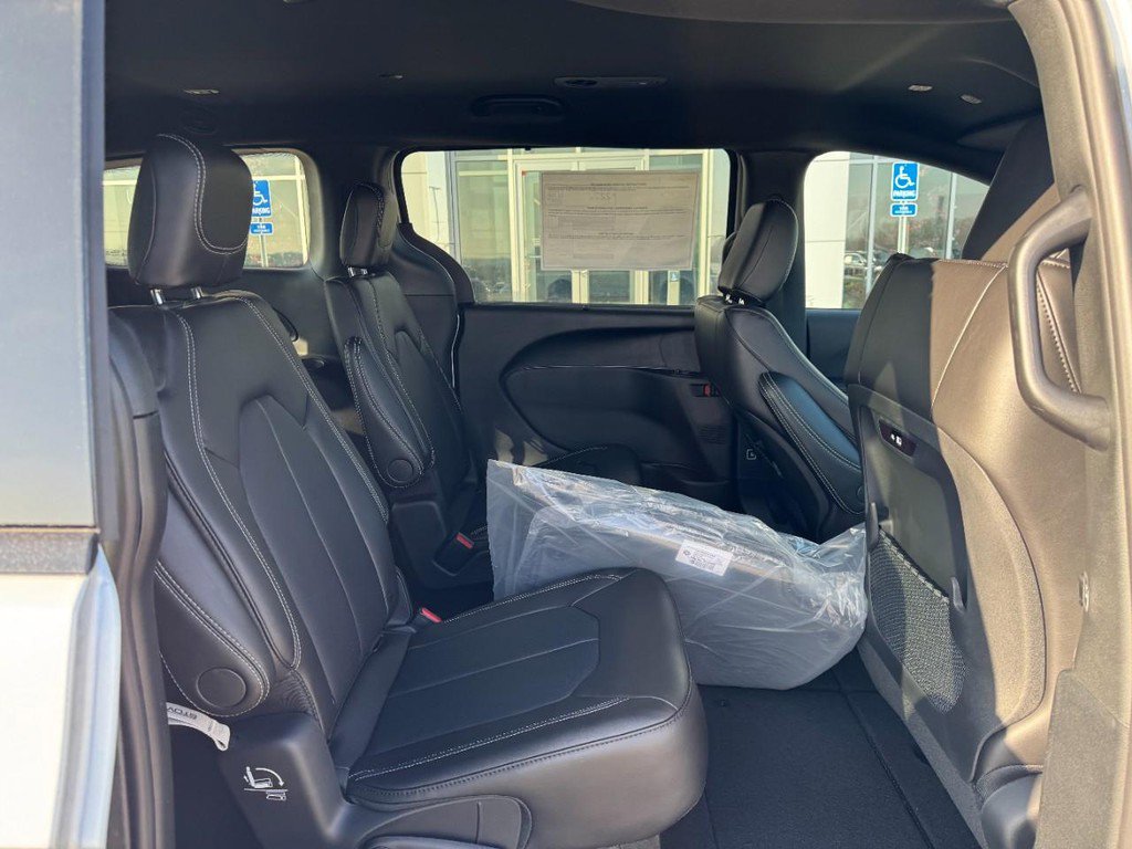 New 2026 Chrysler Pacifica Select image 7
