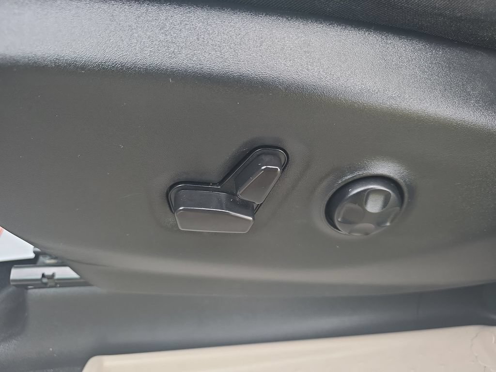 Used 2024 Chrysler Pacifica Touring-L FWD image 12