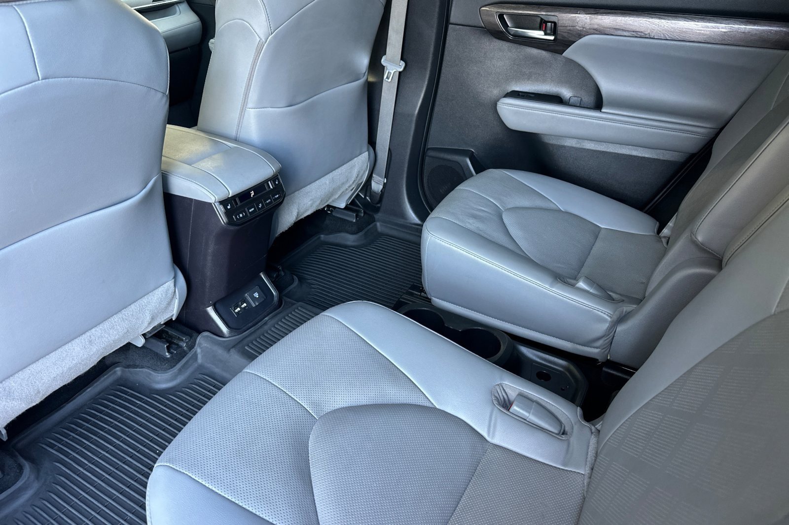 Used 2021 Toyota Highlander Platinum image 11